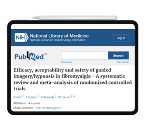 Um tablet com um artigo científico na tela